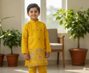 Vente flash sur l'ensemble kurta pyjama en soie pour garçons avec un design traditionnel artisanal Lakhnavi Chikankari disponible au prix d'usine - Product Image 2
