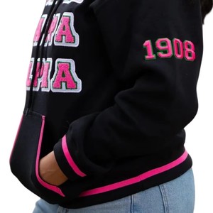 Sudadera con Capucha Negra para Invierno para Mujer, Bordado de Letras Griegas en Chenilla, Ribete Rosa, Forro Polar de Algodón Premium, Estilo Casual - Product Image 5