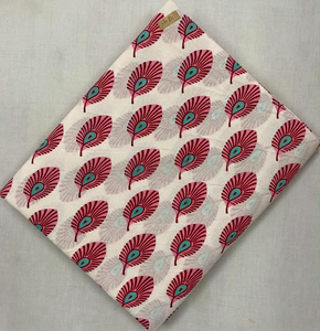 Tela estampada con diseño repetitivo de plumas de pavo real en rosa, verde azulado y crema - Product Image 4