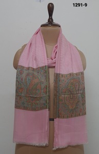 Châle ou écharpe en laine mérinos jacquard à bordure Kani - Product Image 6