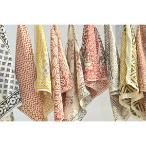 Pañuelo de algodón indio con estampado a mano, estilo bohemio floral, suave, para la cabeza o el cuello, para mujer, ideal para el verano. - Product Image 3