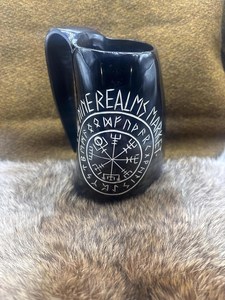Mug en corne de buffle naturelle, artisanal, rustique, pour la présentation et la dégustation de bières artisanales, idéal pour les expositions historiques et la décoration. - Product Image 3