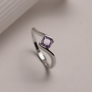 Anillo de Plata de Ley 925 con Gema Cuadrada Morada, Anillo Solitario Elegante y Minimalista con Acento de Cristal Lavanda - Product Image 1