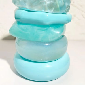 Elegantes Brazaletes de Resina con Diseño Floral, Hechos a Mano, Coloridos, con Acabado Premium, Estilo Versátil, Joyería Moderna para Mujer, Ideal para Fiestas - Product Image 1