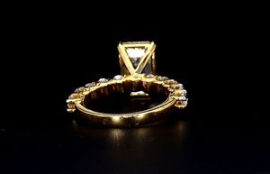 Bague de fiançailles en émeraude et diamant de qualité supérieure avec pierres latérales brillantes pour des célébrations de mariage et d'anniversaire élégantes - Product Image 4