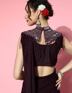 Sari pré-drapé KV Bourgogne en soie et rayonne orné de sequins avec cape et chemisier cousu pour soirée - Product Image 5