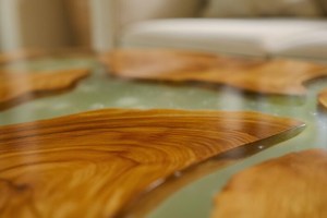 Mesa de epoxi con diseño de resina verde en forma de rayos de sol y base de pedestal de madera maciza, mesa de centro de lujo hecha a mano, decoración para el hogar. - Product Image 2