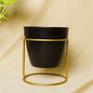 Maceta Negra Vintage con Soporte Metálico Dorado para Uso en Interiores, Diseño Minimalista - Product Image 1