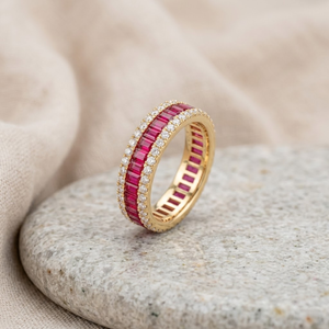 Bague d'éternité de luxe en or 14 carats avec diamants taille princesse de 2 mm et pierres latérales de haute qualité – Bijoux personnalisés - Product Image 6