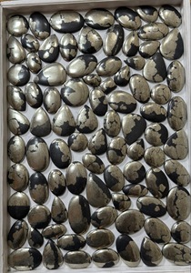 พลอยไพไรต์สีทองธรรมชาติแบบขายส่ง ทรงคาโบชอง ขัดเรียบ ไม่มีตัวเรือน พลอยไพไรต์สีทองขัดเงา หินกึ่งมีค่า - Product Image 3