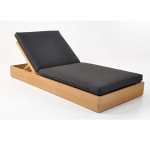 Chaise longue d'extérieur avec coussin en tissu gris et structure en teck, design moderne pour bord de piscine - Product Image 4