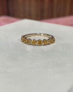 Anillo de media eternidad hexagonal de oro fino de 14 quilates para mujer con zafiro amarillo natural para ocasiones de boda y fiesta. - Product Image 1