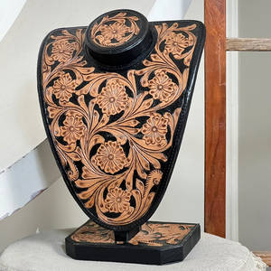Soporte de exhibición de collares de cuero genuino con grabado floral, hecho a mano, estilo rústico, para boutique, set de regalo, venta al por mayor - Product Image 3