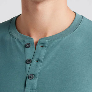 Chemise Henley décontractée avec détail boutonné sur le devant et tissu léger pour un port facile, chemise Henley élégante - Product Image 6
