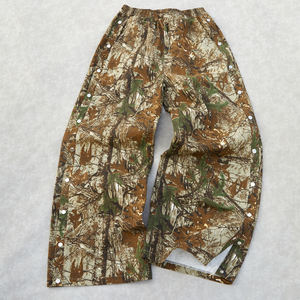Pantalon de jogging décontracté pour homme avec logo personnalisé, imprimé camouflage, coupe large, boutons latéraux, style sweatwear - Product Image 1