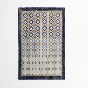 Tapis géométrique en laine bleu marine et beige à motif tribal encadré, antidérapant, écologique, tufté à la main pour salon - Product Image 1
