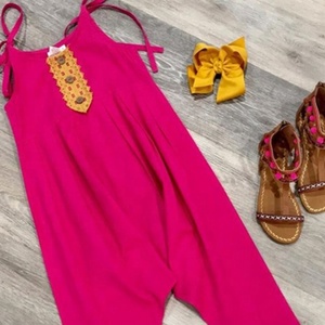 Salopette Style bohème pour petite fille, costume rose tendance, avec détail en dentelle jaune, bretelles réglables pour serrage - Product Image 5