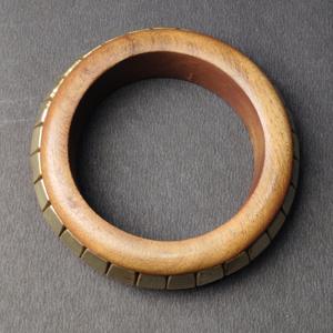 กำไลข้อมือไม้โรสวูดขัดเงาด้วยมือ พร้อมตกแต่งด้วยบล็อกทองเหลืองลายริ้ว – กำไลข้อมือดีไซน์โดดเด่นจากวัสดุผสม – สไตล์ชาติพันธุ์ - Product Image 6