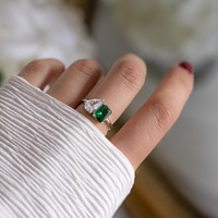 Bague de fiançailles et d'éternité classique pour femme en argent sterling 925 avec diamant de laboratoire taille poire et émeraude sertie clos