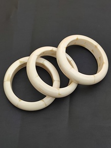 Bracelet Artisanal en Os, Bijou Ethnique Fait Main avec Finition Polie - Product Image 2
