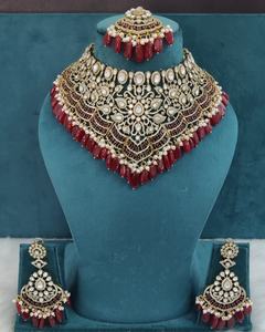 Parure de mariée haut de gamme en laiton poli, ornée de moissanite, de pierres à double couche Polki et de perles de verre, avec collier, boucles d'oreilles et Maang Tikka - Product Image 2