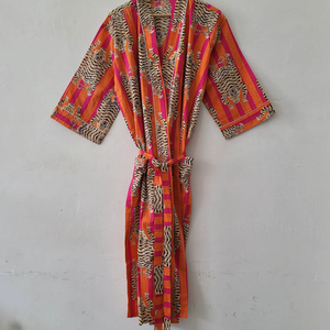 ชุดกิโมโนผ้าฝ้ายพิมพ์ลายเสือสีส้มชมพูสดใส ลายทางยาวแบบคาฟตัน  ใส่สบาย ระบายอากาศได้ดี เหมาะสำหรับฤดูร้อน เป็นมิตรต่อสิ่งแวดล้อม - Product Image 1