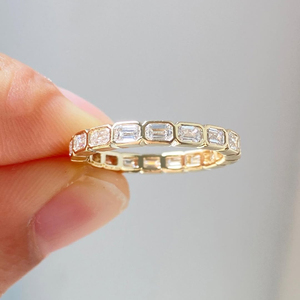 Anillo de Eternidad Horizontal con Diamantes Cultivados en Laboratorio, Corte Esmeralda, Engastados en Bisel, Oro de 14k, Anillo de Boda Minimalista con Esmeralda de 2ct - Product Image 1