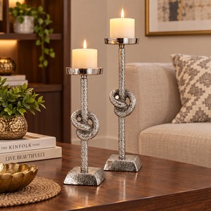 Ensemble de porte-bougies décoratifs en métal avec motif nœud argenté, finition métallique, support deux pièces - Product Image 3