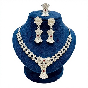 MOLL JEWELLERS - Conjunto de Collar y Pendientes Florales de Aleación de Zinc Chapado en Oro de 24K con Circonitas, Estilo Indio Moderno, para Mujer, Joyería para Compromiso y Boda - Product Image 1