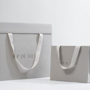 Sac de shopping à fond carré avec logo personnalisé, poignée torsadée, papier couché, vente en gros - Product Image 1