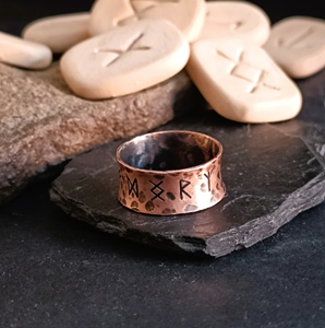Bague magnétique en cuivre pur, forgée à la main, style vintage, motif rune viking, texturée, large et évasée - Product Image 1