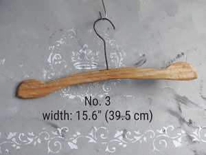 ไม้แขวนเสื้อไม้เนื้อแข็ง KH-7304 จาก Khadim Handicrafts ไม้แขวนเสื้อทรงโค้งทันสมัยอเนกประสงค์ ไม้แขวนเสื้อไหล่กว้างกันลื่น - Product Image 5