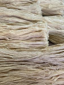 Meilleures ventes – Fabriqué au Vietnam – Fibres de feuilles d'ananas naturelles séchées de haute qualité, jaune clair, longueur 70-120 cm, en vrac - Product Image 2