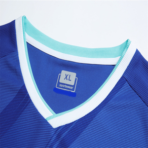 Tenue de football performante comprenant un maillot et un short, fabriqués avec un matériau durable, un ajustement confortable et un uniforme de football personnalisé. - Product Image 6