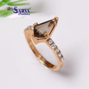 Bague SARVA Creations pour femme plaquée or rose avec cristaux taillés en triangle et pavé de quartz fumé - Product Image 1