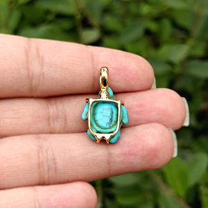Colgante de Tortuga Turquesa Inspirado en el Océano, Chapado en Oro de 18K, con Marco de Latón, Hecho a Mano para Niños - Product Image 5