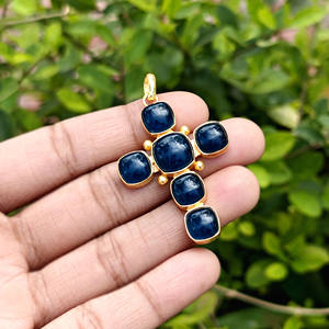 Pendentif Croix Crucifix Bohème pour Enfants en Apatite et Jade Plaqué Or 18K, Coupe Coussin, en Laiton Massif, Composant de Collier Perlé - Product Image 4