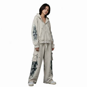 Chándal desgastado con gráficos aerógrafados y corte holgado, suave, elegante y perfecto para uso casual o streetwear, unisex. - Product Image 1