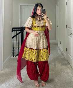 Robe de mariée afghane moderne de style Pashtun, longueur cheville, coupe trapèze, avec appliques en dentelle, volants et design tribal nomade - Product Image 2
