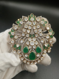 Collar colgante en dobleto verde y piedra polki blanca con capas de oro sobre plata, ideal para bodas indias y compromisos. - Product Image 3