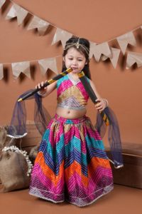 Conjunto de Lehenga, Blusa y Dupatta Estampados para Niñas Titrit, Ropa Étnica Tradicional para Fiestas, Diseño Geométrico de Algodón y Mezclilla, Secado Rápido - Product Image 3