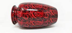 Urna de cremación de aluminio con acabado negro brillante con diseño de gatito, diseñada para guardar y honrar cenizas humanas de forma segura. - Product Image 4