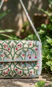 Bolso de Hombro Artesanal de Lino con Cuentas Florales, Impermeable y Ecológico, con Estampado Digital de Hojas Verdes sobre Base Blanca - Product Image 2