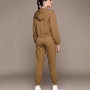Conjunto de chándal de algodón personalizado para mujer: Sudadera con capucha corta y ajustada, y pantalón de chándal acampanado con efecto desgastado. - Product Image 2