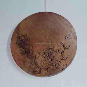 Sous-verre carré moderne en bois écologique, motif Forêts Enchantées, surface écorce d'arbre, diamètre 100 mm, pour mariages et fêtes - Product Image 1