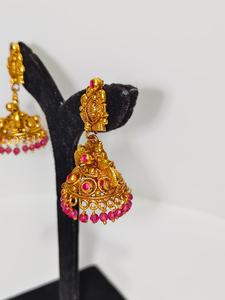 Boucles d'oreilles Jhumka en or massif 22 carats, style antique, motif Lakshmi, faites à la main, avec émeraudes vertes et perles naturelles - Product Image 2