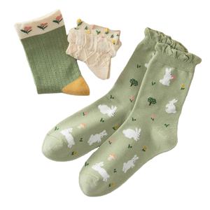 Chaussettes pour femmes en coton 100% personnalisées, style vintage, motif de lapin et de fleurs, thème vert, mignonnes, respirantes, tricotées, usage quotidien - Product Image 1