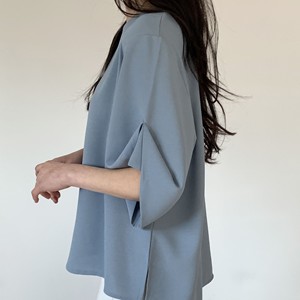 Camicetta da Donna Coreana con Mezza Manica Dettaglio a Sbuffo Morbida al Tatto Collo Asimmetrico Orlo 100% Poliestere Stile High Street - Product Image 2