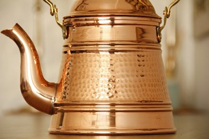 Théière en cuivre traditionnelle de qualité supérieure avec bec verseur élégant et courbé, poignée décorative en cuivre, couvercle intégré, corps arrondi et finition polie de luxe - Product Image 5