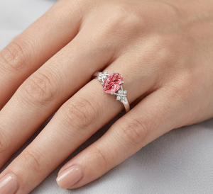 Anillo de Compromiso con Diamante Cultivado en Laboratorio de 2 Quilates, Corte Ovalado, Color Rosa Intenso, Claridad VS1, Certificado IGI, Oro Blanco de 14K, Solitario Cruzado - Product Image 4